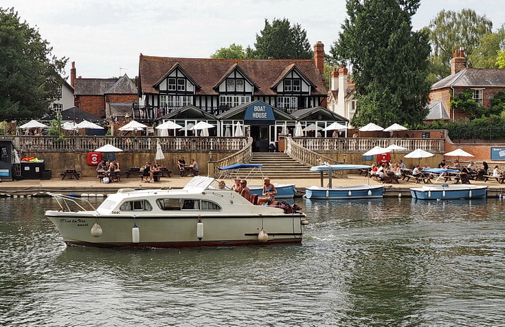 Wallingford in photos: bridge jumpers, old buildings, architecture and a sparsely attended gig