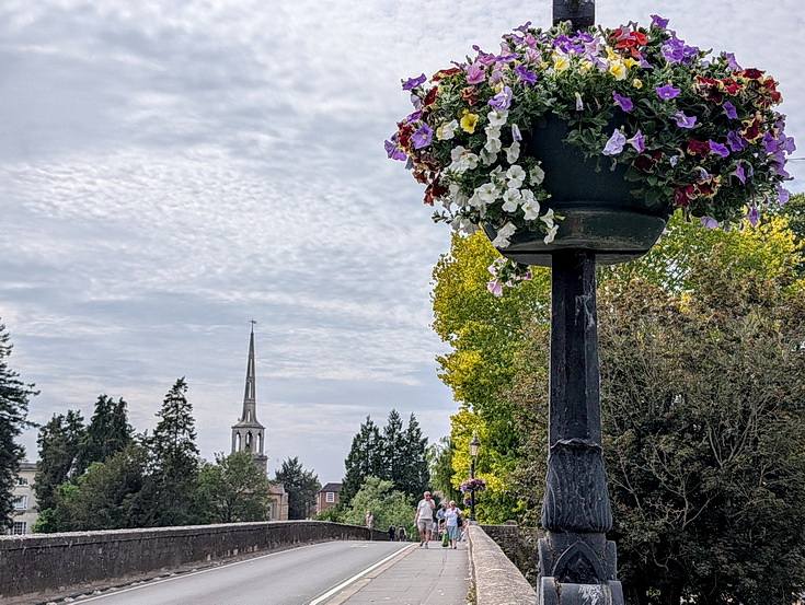 Wallingford in photos: bridge jumpers, old buildings, architecture and a sparsely attended gig