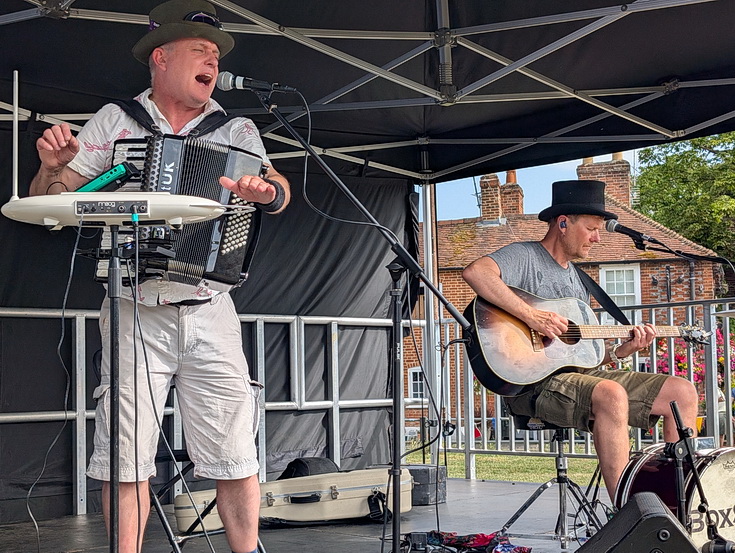 Wallingford in photos: bridge jumpers, old buildings, architecture and a sparsely attended gig